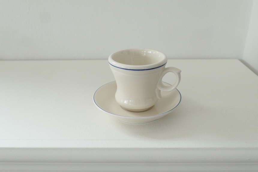 Le petit déjeuner blue line cup and saucer set