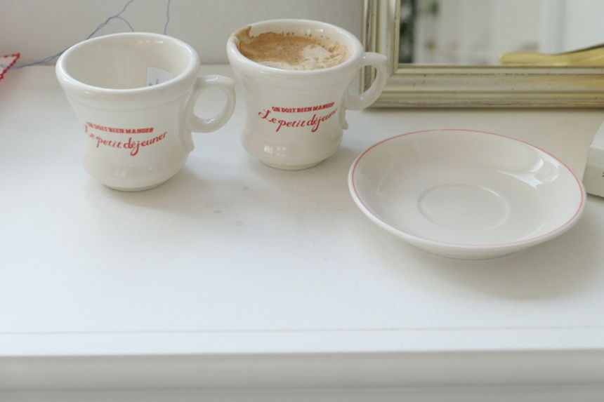 Le petit déjeuner cup and saucer set (red)